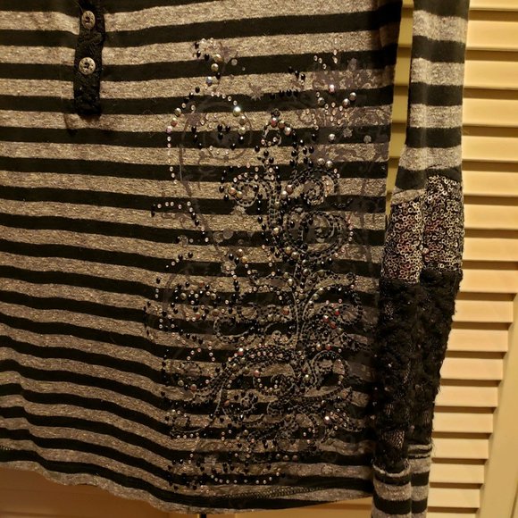 Mid Button-up V-neck Blouse - Picture 5 of 5